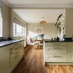 Hillcrest - 2 Bed Flat With Parking