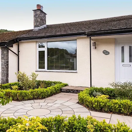 Hillcrest - 2 Bed Flat With Parking *