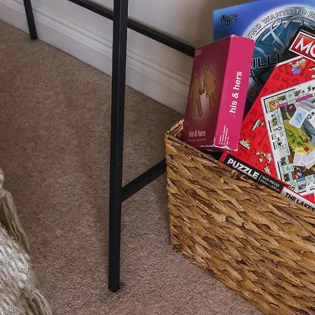 Hillcrest - 2 Bed Flat With Parking *