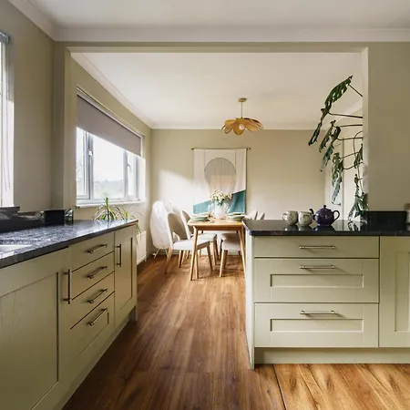 Hillcrest - 2 Bed Flat With Parking