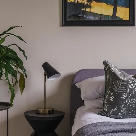 Hillcrest - 2 Bed Flat With Parking