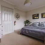 Hillcrest - 2 Bed Flat With Parking Апартаменты *