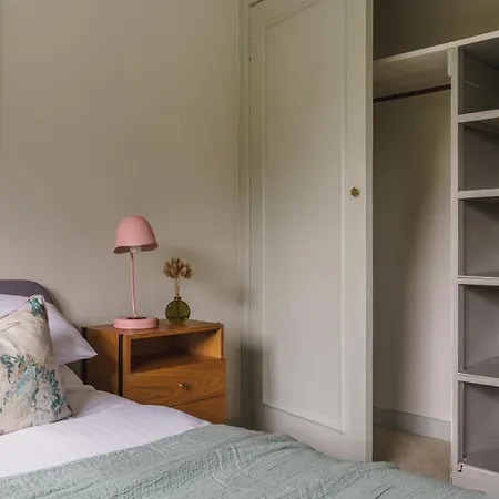 Hillcrest - 2 Bed Flat With Parking شقة